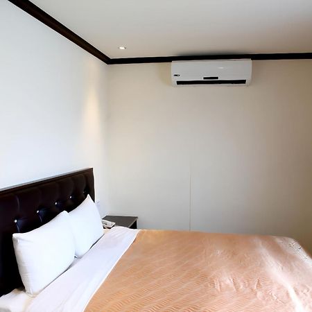 Holiday Business Hotel Taitung Exterior photo